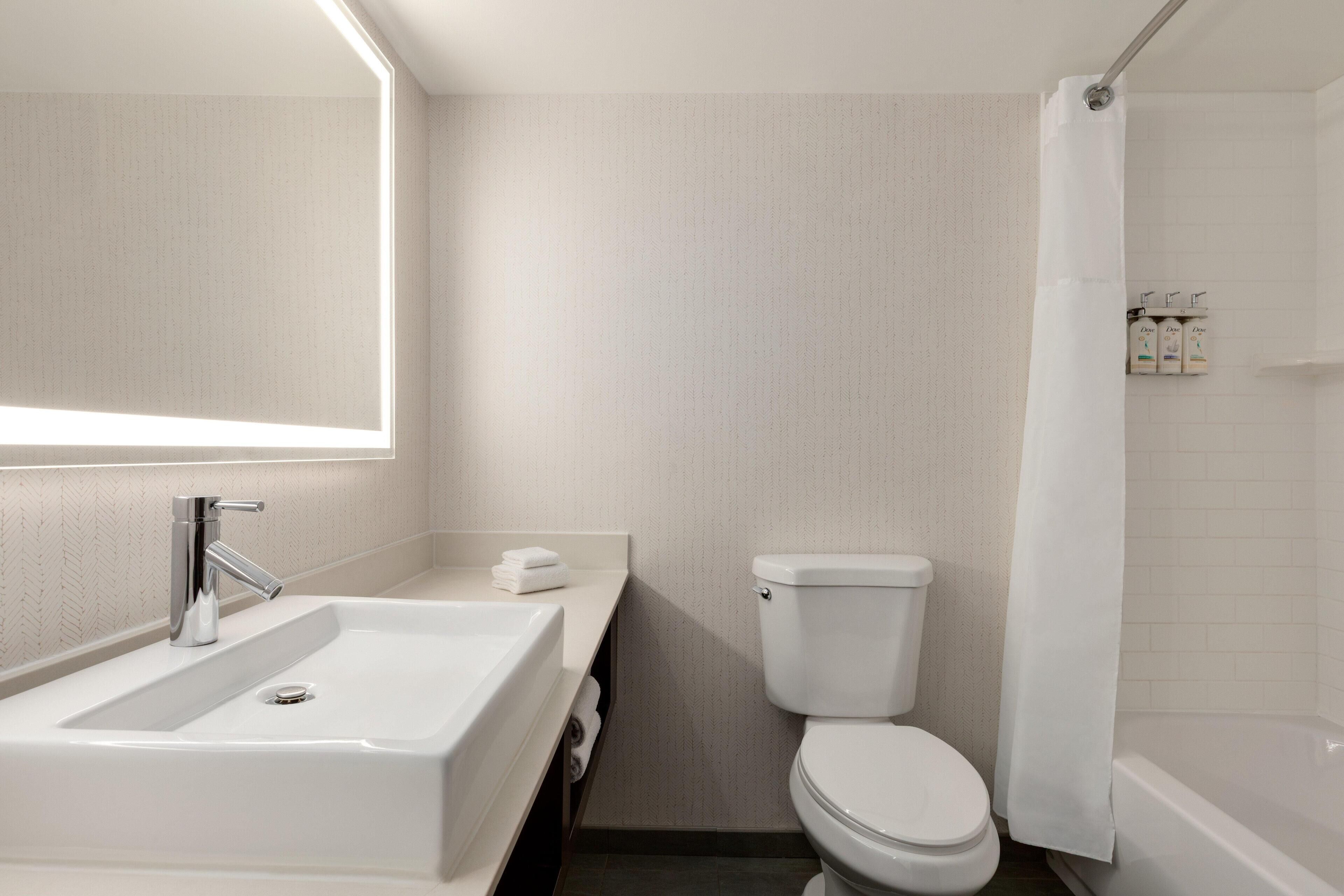 Bathroom | Combined shower/bathtub, free toiletries, hair dryer, towels