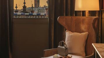 Junior Suite Red Level Cathedral View | Ropa de cama de alta calidad, edredón, minibar y muebles diferentes