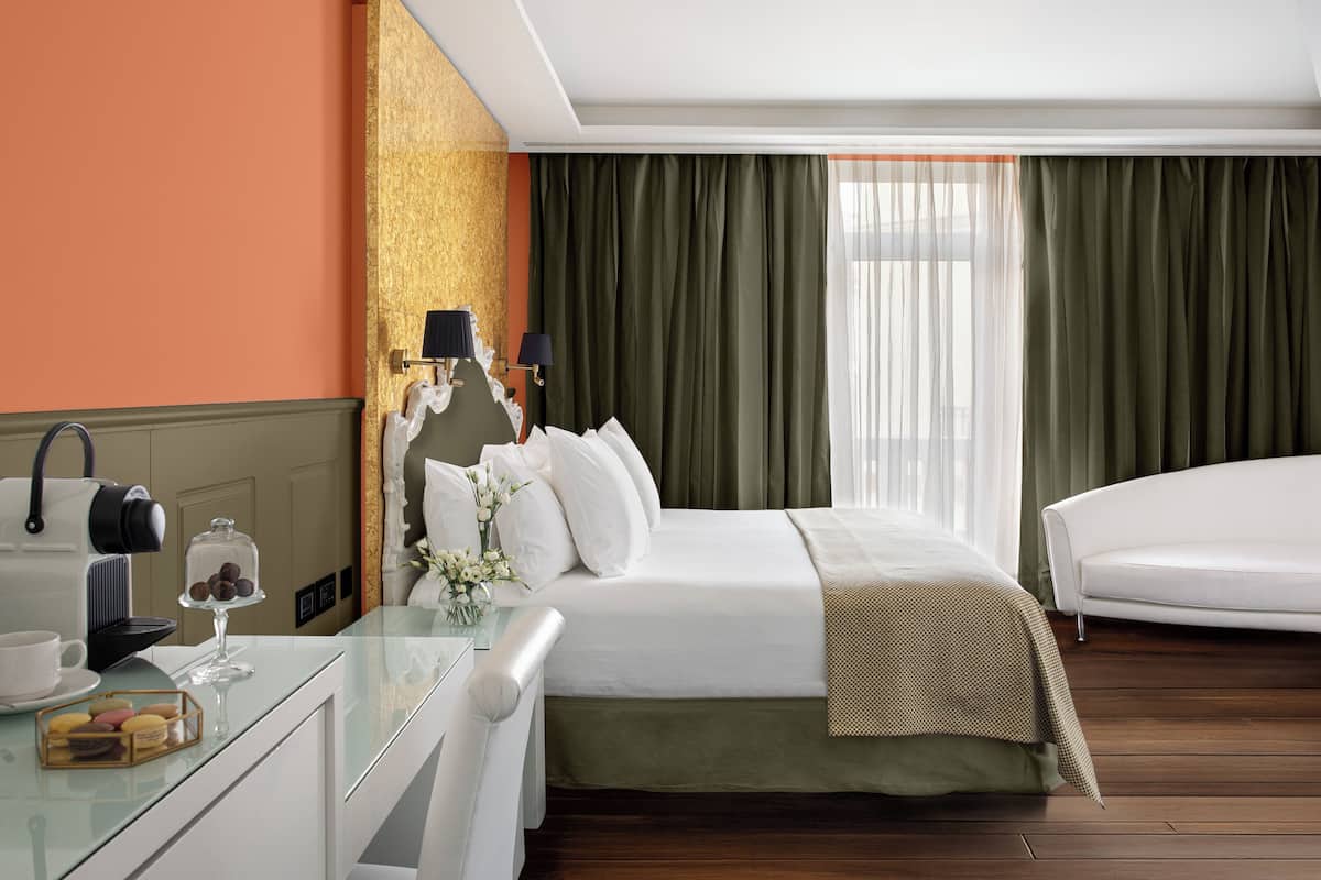 Ropa de cama de alta calidad, edredón, minibar y muebles diferentes