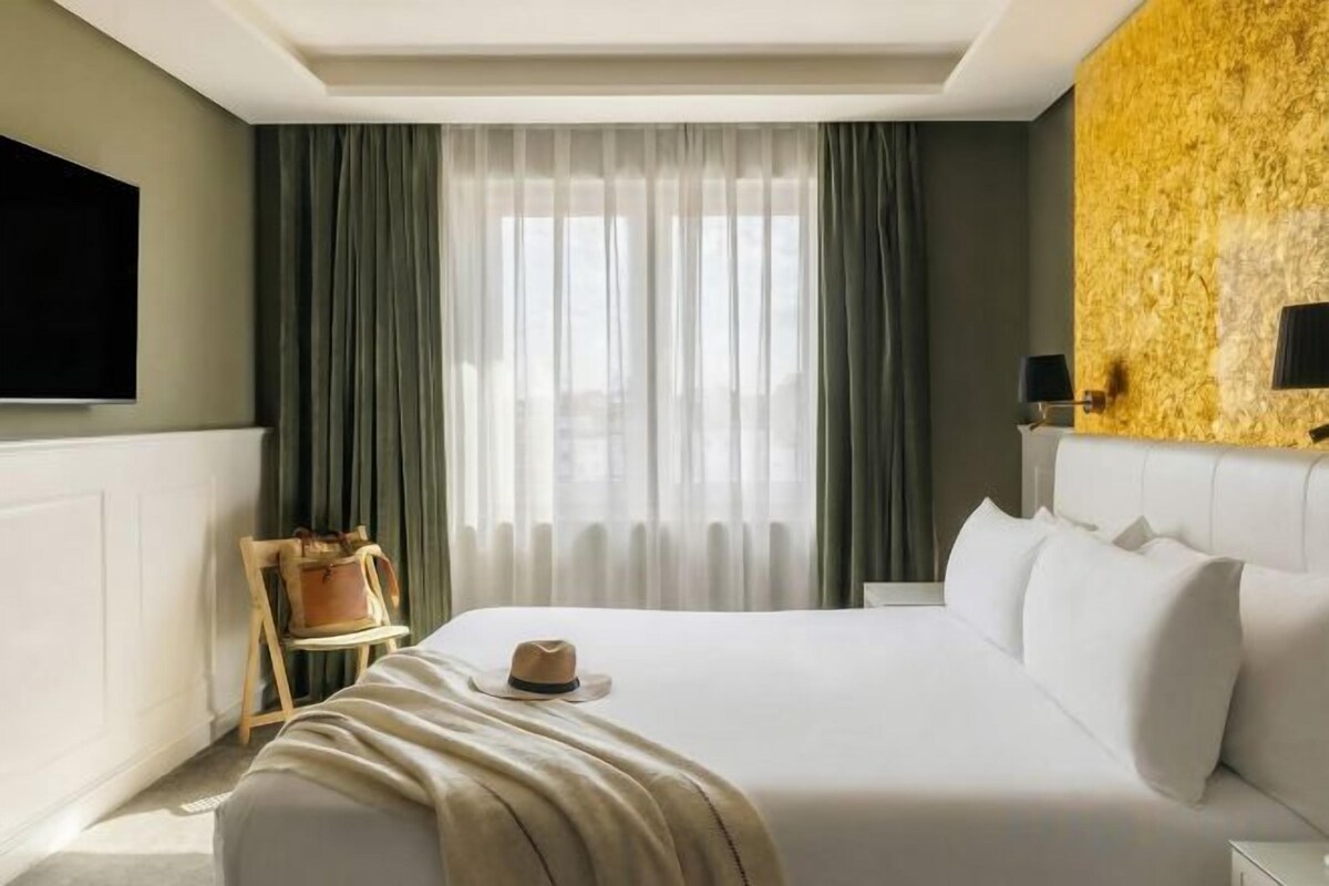 Premium bedding, down comforters, minibar, blackout drapes