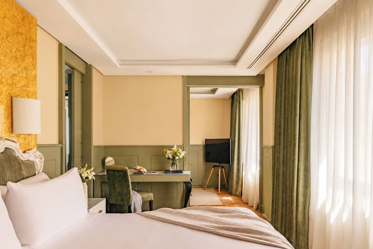 Junior Suite Red Level | เครื่องนอนระดับพรีเมียม, ผ้านวมขนเป็ด, มินิบาร์, ผ้าม่านกันแสง