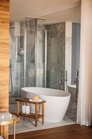 Junior Suite Red Level Cathedral View | Bathroom | Designer toiletries, hair dryer, bathrobes, slippers - Hotel Colón Gran Meliá (Seville)