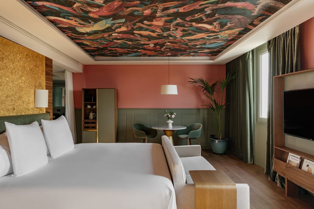 Junior Suite Red Level Cathedral View | เครื่องนอนระดับพรีเมียม, ผ้านวมขนเป็ด, มินิบาร์, ผ้าม่านกันแส ง