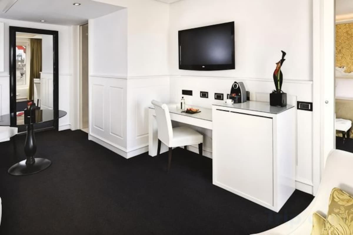 ONE BEDROOM MASTER SUITE CITY VIEW