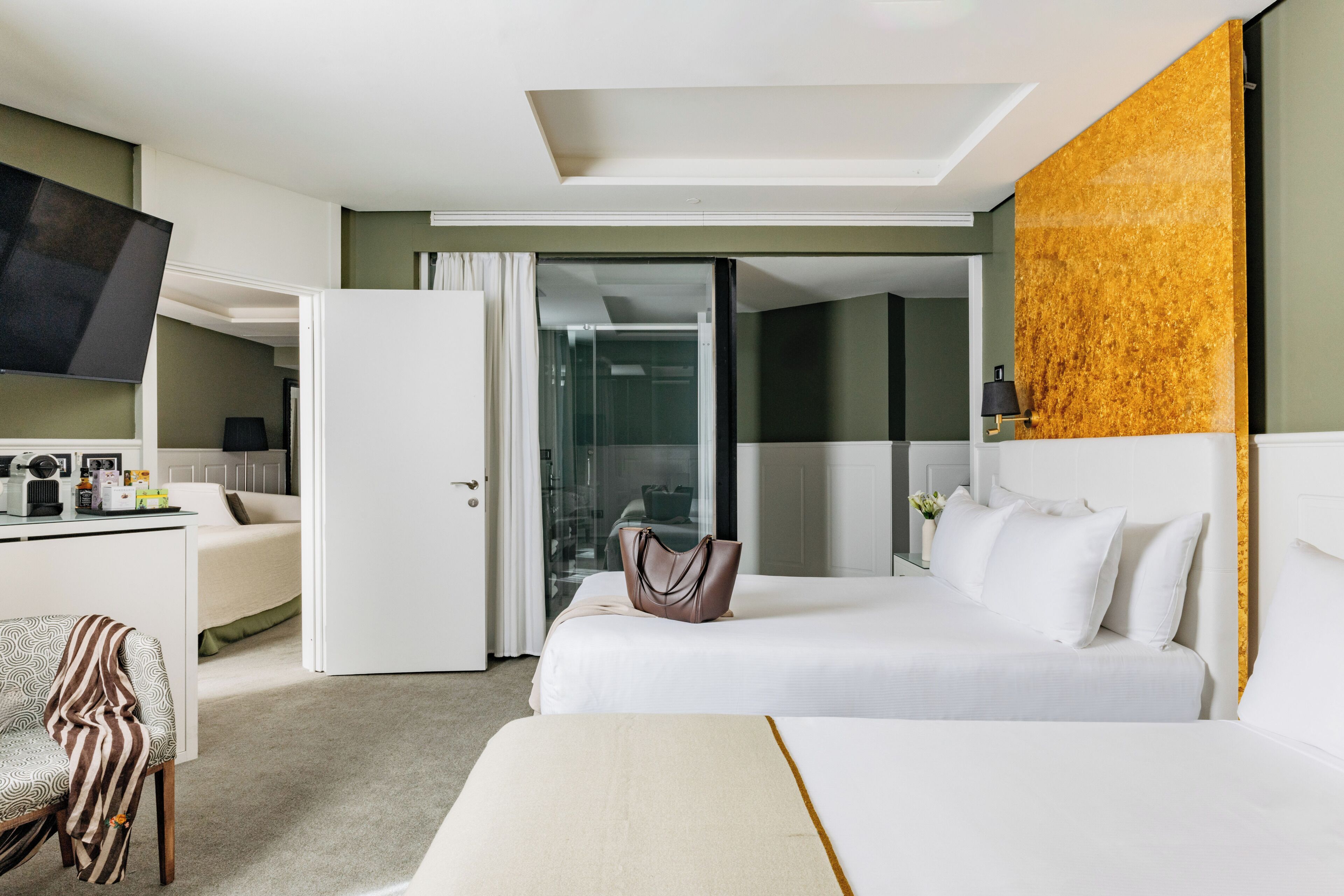 Familiekamer | Luxe beddengoed, donsdekens, een minibar, individueel gemeubileerd