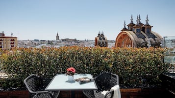 Habitación Grand Premium con Terraza Red Level | Ropa de cama de alta calidad, edredones de plumas, minibar