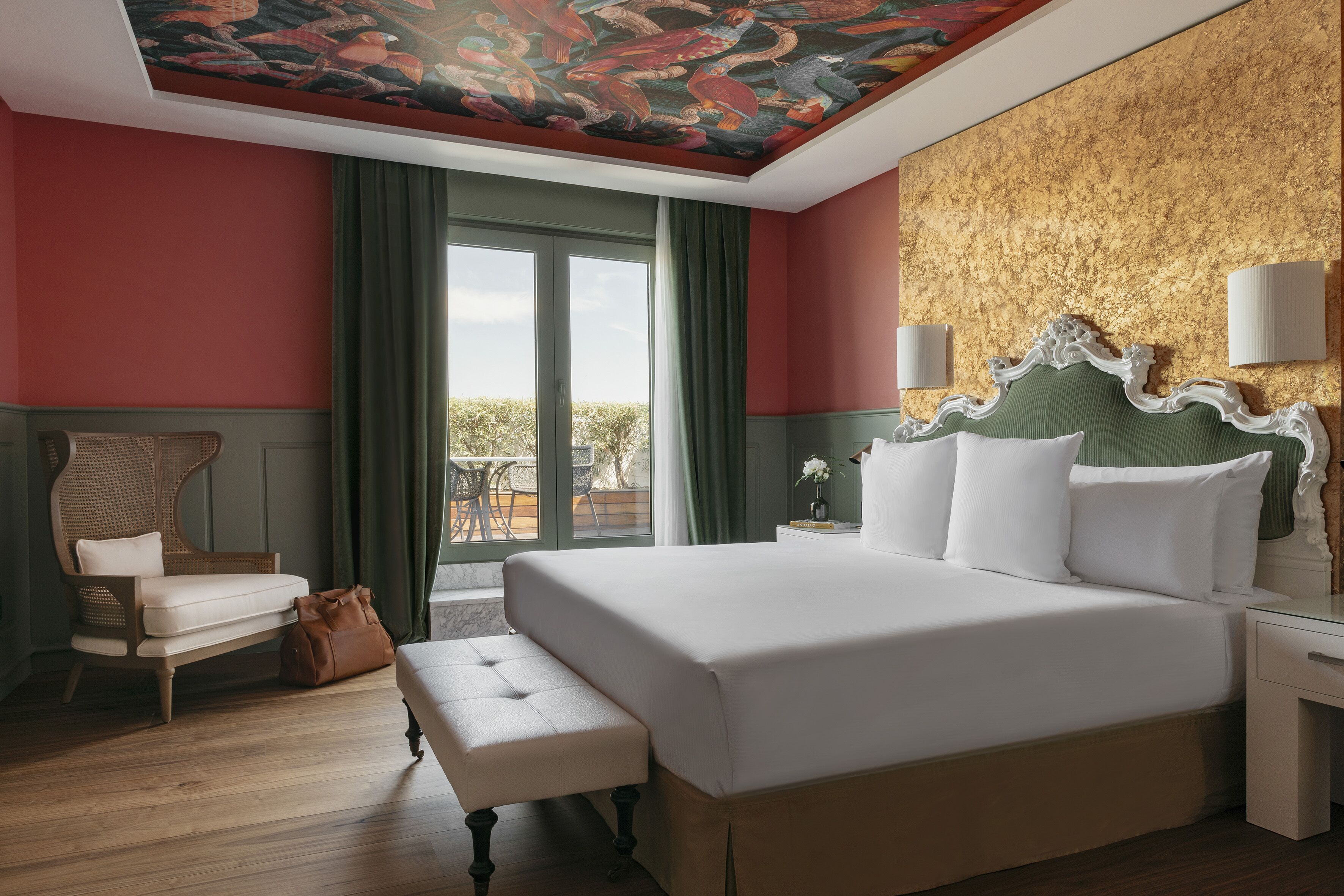 高档床上用品、羽绒被、迷你吧、特色家居