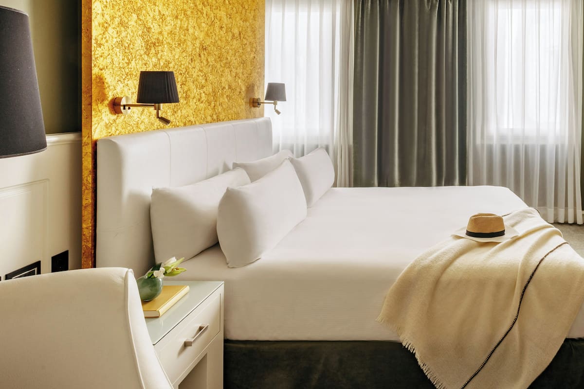 Ropa de cama de alta calidad, edredón, minibar y muebles diferentes