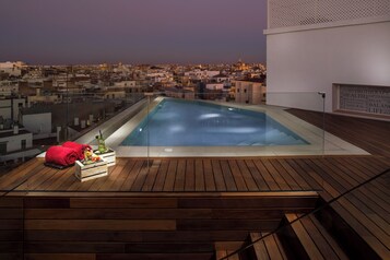 Piscine extérieure, chaises longues