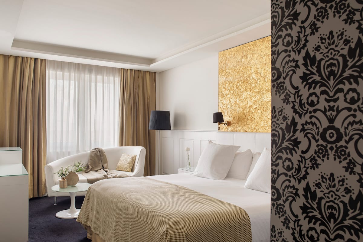 Premium bedding, down comforters, minibar, individually furnished