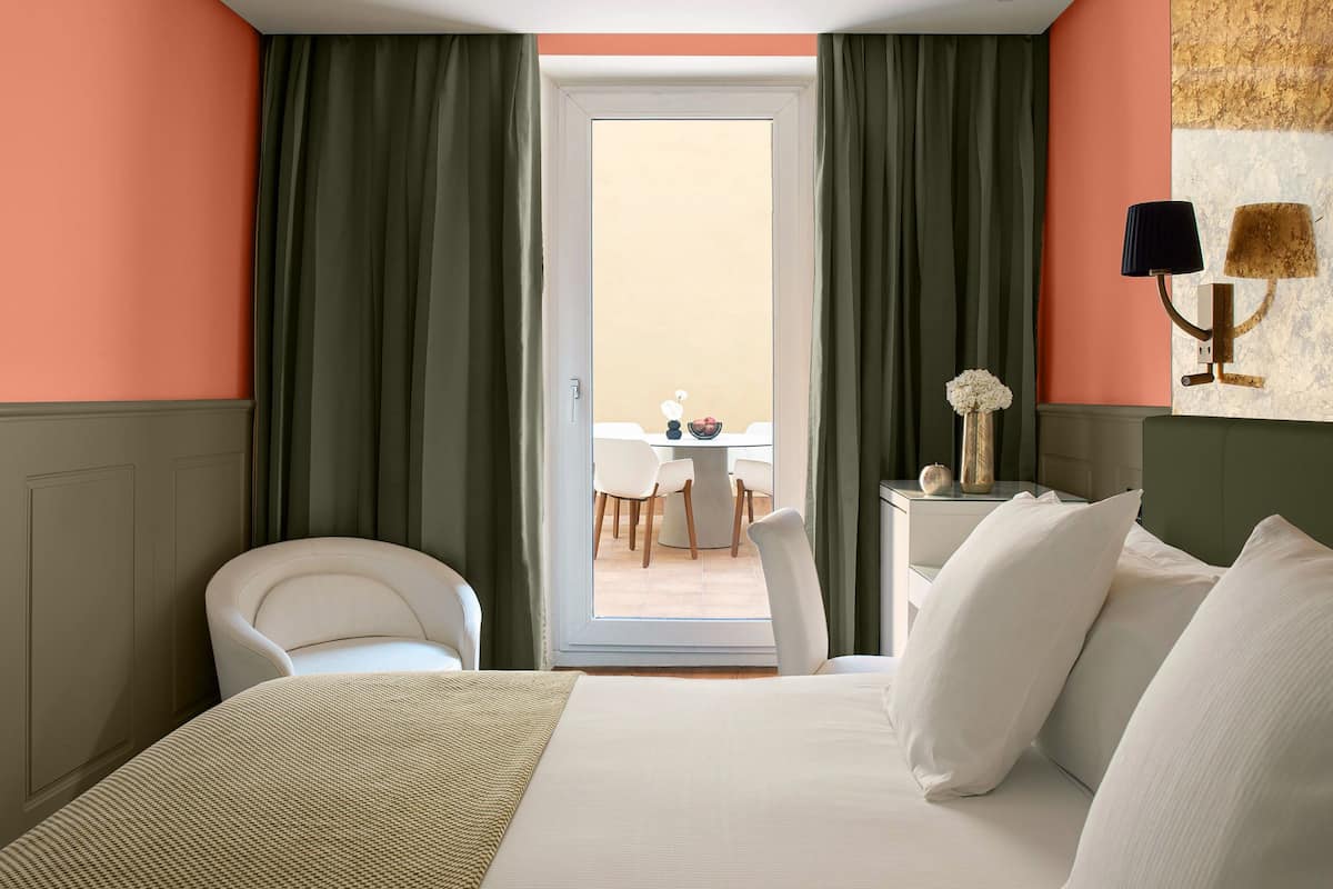 Premium Red Level with Patio | Ropa de cama de alta calidad, edredón, minibar y muebles diferentes