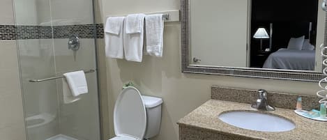Deluxe Room, 1 King Bed, Non Smoking | Bathroom | Combined shower/bathtub, free toiletries, hair dryer, towels