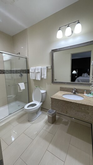 Deluxe Room, 1 King Bed, Non Smoking | Bathroom | Combined shower/tub, free toiletries, hair dryer, towels