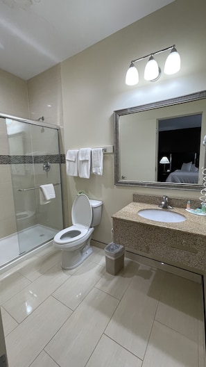 Deluxe Room, 1 King Bed, Non Smoking | Bathroom | Combined shower/tub, free toiletries, hair dryer, towels