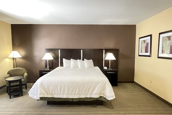 Deluxe Room, 1 King Bed, Non Smoking | 1 bedroom, premium bedding, pillowtop beds, desk