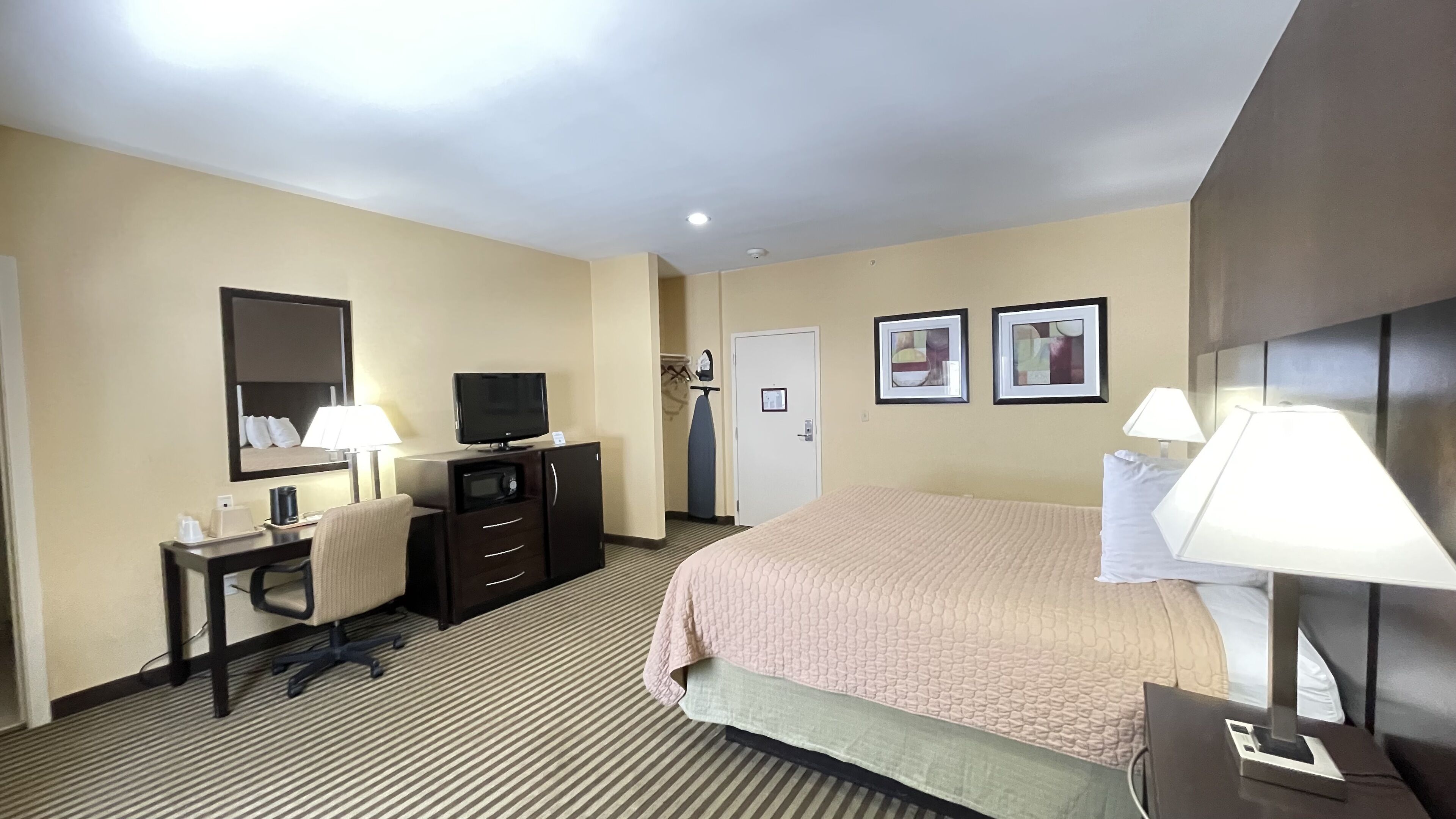 Comfort Room, 1 King Bed, Non Smoking | 1 bedroom, premium bedding, pillowtop beds, desk