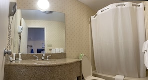 Superior Room | Bathroom | Combined shower/tub, free toiletries, hair dryer, towels
