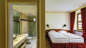 Comfort Double Room | Hypo-allergenic bedding available, in-room safe, desk, laptop workspace