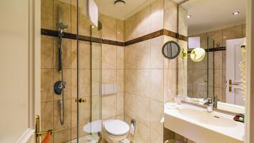 Comfort-Doppelzimmer | Badezimmer | Kostenlose Toilettenartikel, Haartrockner, Bademäntel, Handtücher