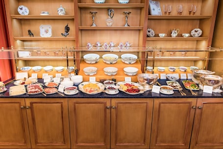 Desayuno buffet diario (EUR 25 por persona)