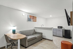 Suite, 2 soverom | Oppholdsområde | TV