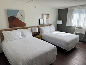 Kamar, 2 Tempat Tidur Double | Meja kerja, tirai kedap cahaya, dan setrika/meja setrika