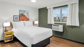 Suite, 2 habitaciones | Escritorio, cortinas blackout y tabla de planchar con plancha