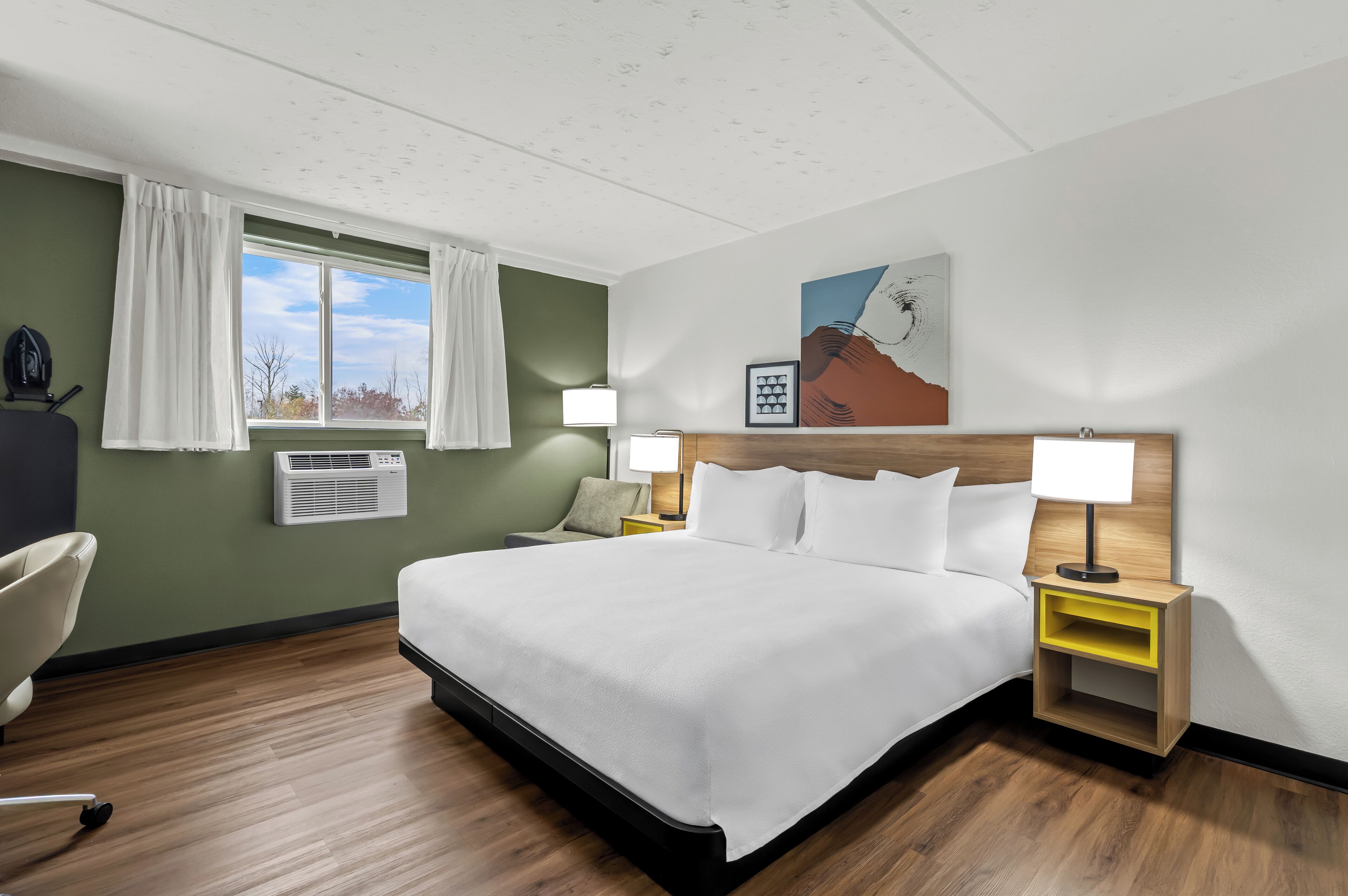 Bureau, rideaux occultants, fer et planche à repasser