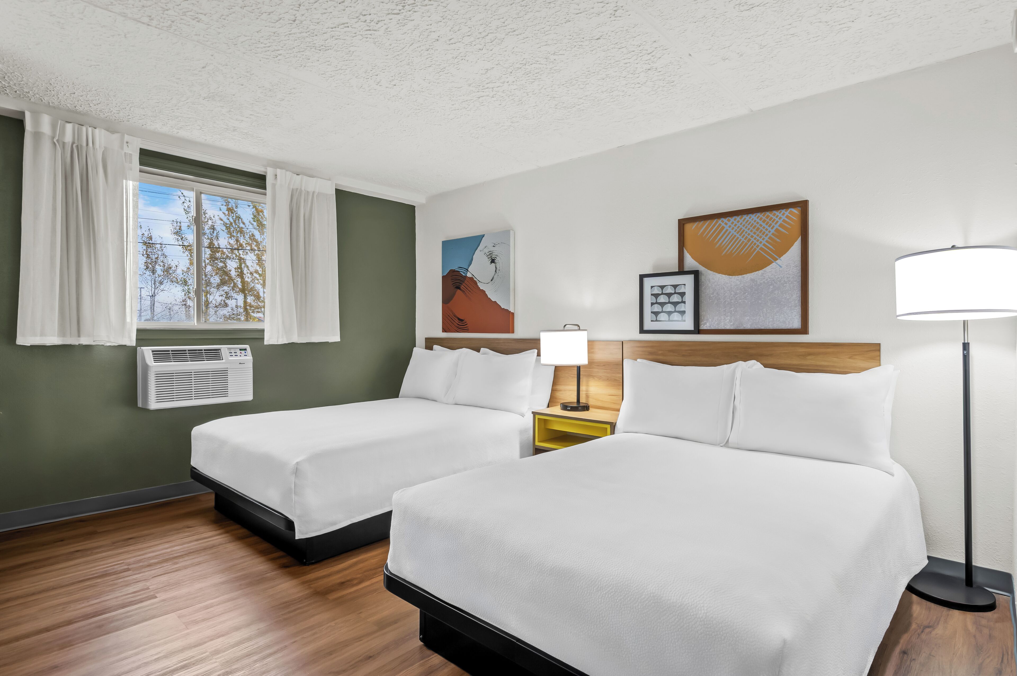 Bureau, rideaux occultants, fer et planche à repasser