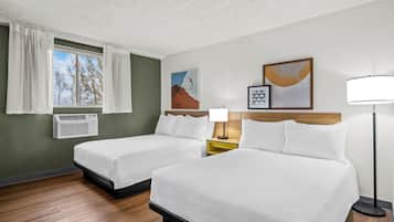 Een bureau, verduisterende gordijnen, een strijkplank/strijkijzer