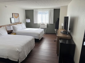 Kamar, 2 Tempat Tidur Double | Meja kerja, tirai kedap cahaya, dan setrika/meja setrika