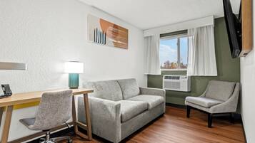 Suite, 2 Tempat Tidur Double | Meja kerja, tirai kedap cahaya, dan setrika/meja setrika