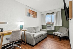 Suite, 2 dobbeltsenger | Skrivebord, blendingsgardiner og strykejern/-brett