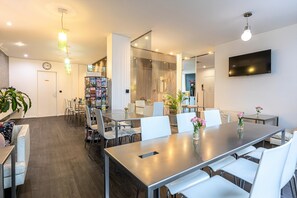 Frokostbuffé hver dag (EUR 15 per person)