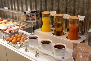 Un buffet de petit-déjeuner proposant une variété d'aliments et d'accompagnements.