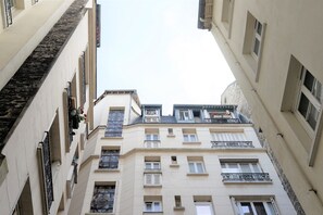 إطلالة على الفناء