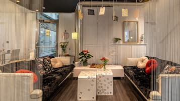 Coin salon dans le hall