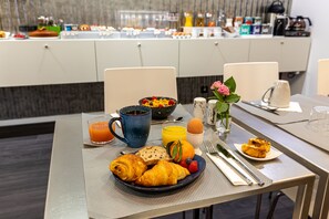 Daily buffet breakfast for a fee - Hotel Glasgow Monceau Paris by Patrick Hayat (Paris)