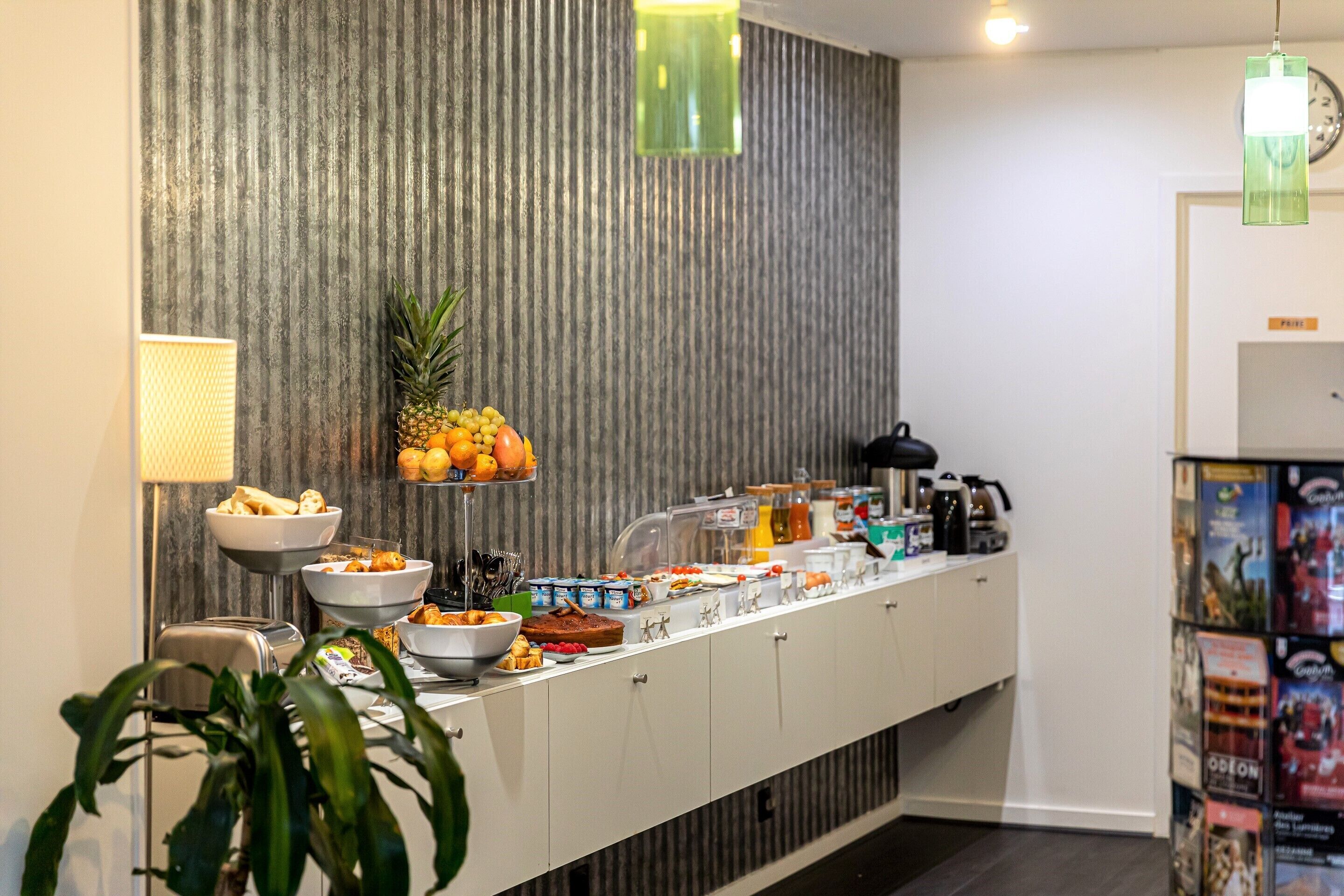 Un buffet proposant une variété de plats et une machine à café.
