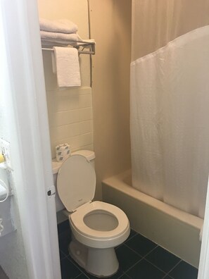 Bathroom shower - A Victory Hotel - Southfield (Southfield)