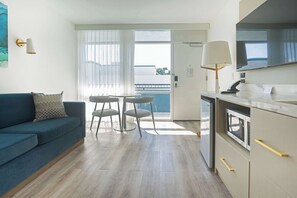 1 habitación, caja de seguridad en la habitación y escritorio 