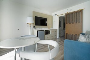 1 slaapkamer, een kluis op de kamer, een bureau