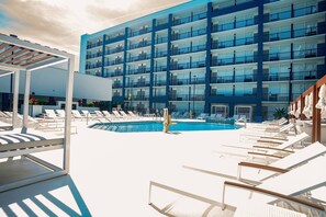 Outdoor pool, open 8:00 AM to 9:00 PM, pool cabanas (surcharge) - DASKK Orlando Hotel near Universal Blvd, an Ascend Collection Hotel (Orlando)