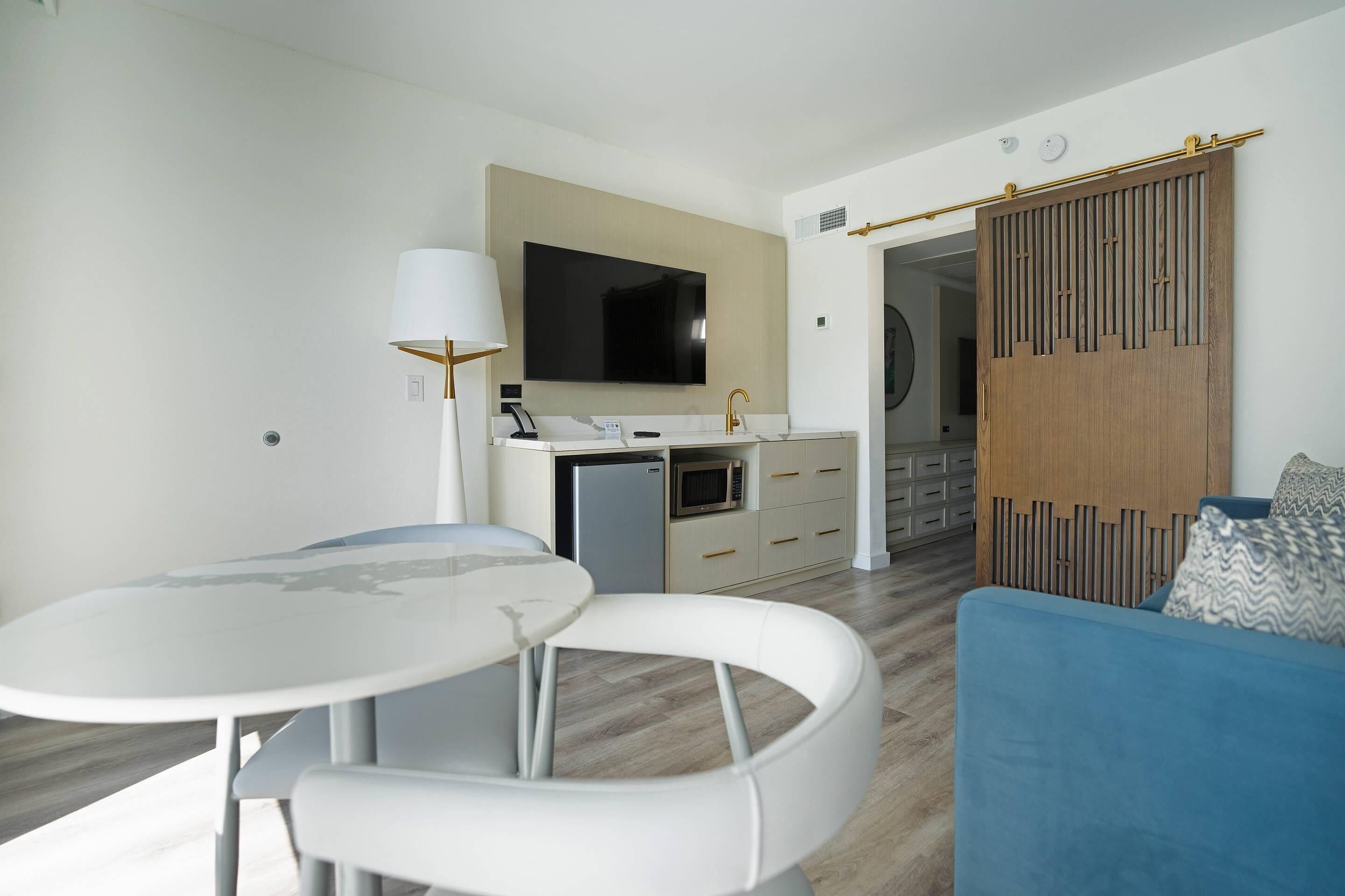 1 quarto, cofres nos quartos, escrivaninha, cortinas blackout