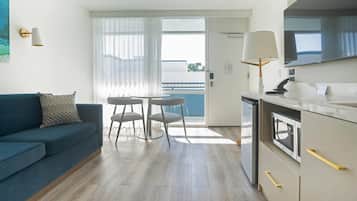 1 habitación, caja de seguridad en la habitación y escritorio