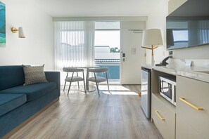 1 ห้องนอน, ตู้นิรภัยในห้องพัก, โต๊ะทำงาน, ผ้าม่านกันแสง