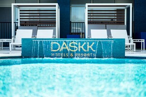 室外游泳池，08:00 至 21:00 开放，收费帐篷屋，池畔遮阳伞