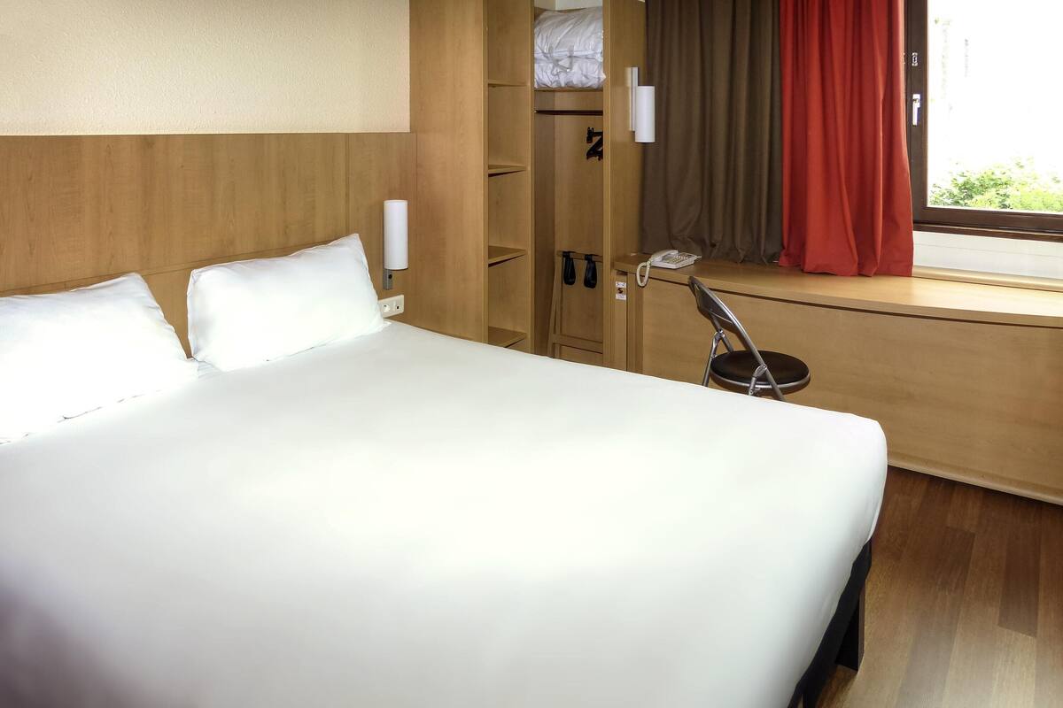 standard double room, multiple beds | in-room safe, desk, soundproofing, iron/ironing board