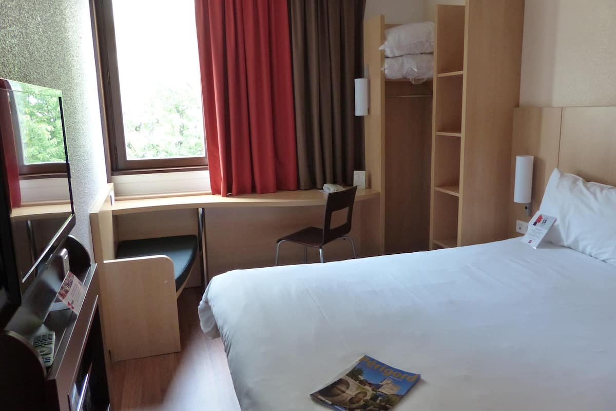 in-room safe, desk, soundproofing, iron/ironing board