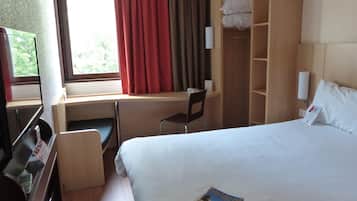 Kahden hengen standard-huone, 1 parisänky | Tallelokero huoneessa, työpöytä, äänieristys, silitysrauta/-lauta